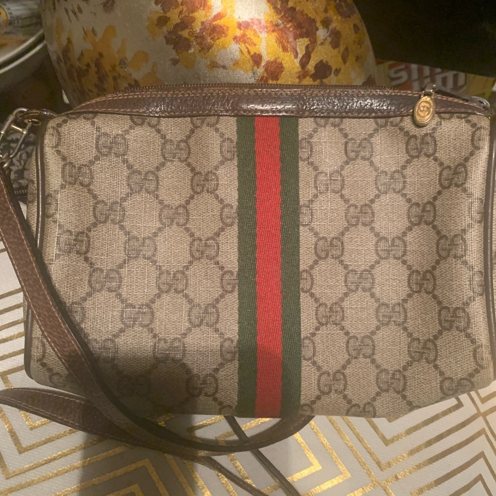 Authentic Gucci crossbody strap is broken can be a easy fix happy shopping !!